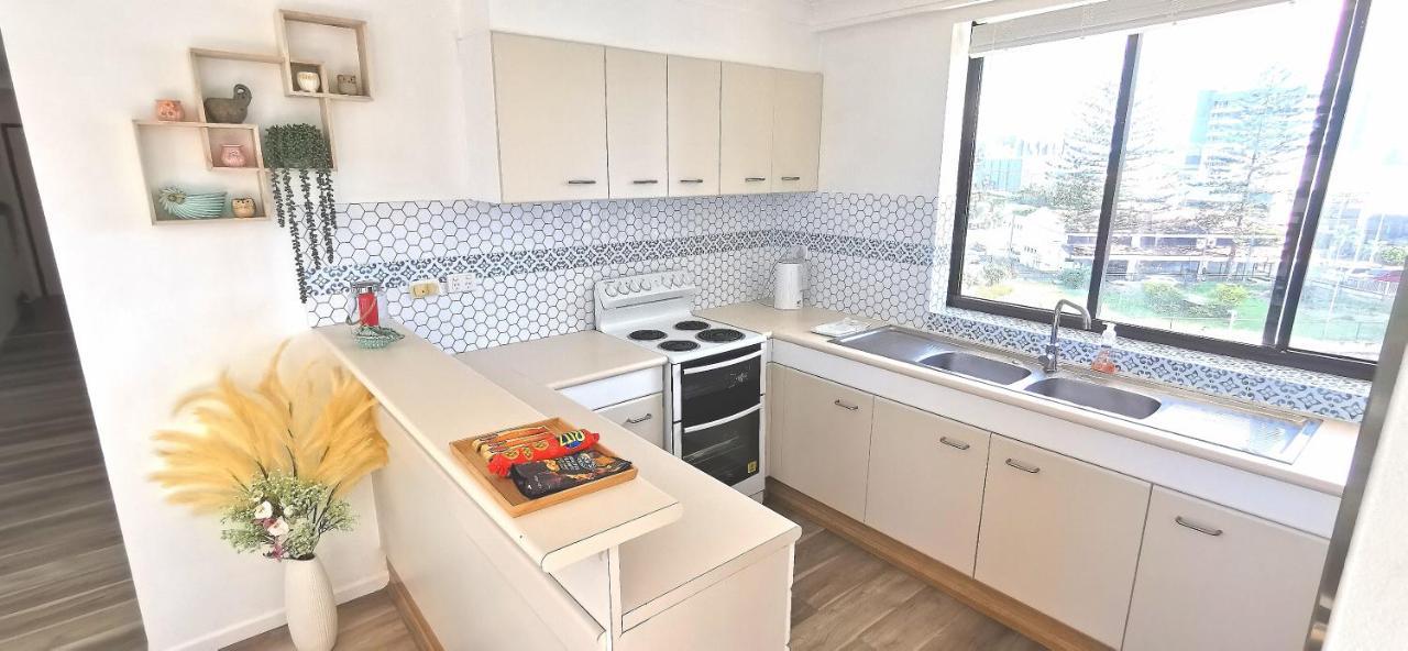 Beachside Apartment In The Heart Of Surfers Paradise - Free Parking Голд-Кост Экстерьер фото